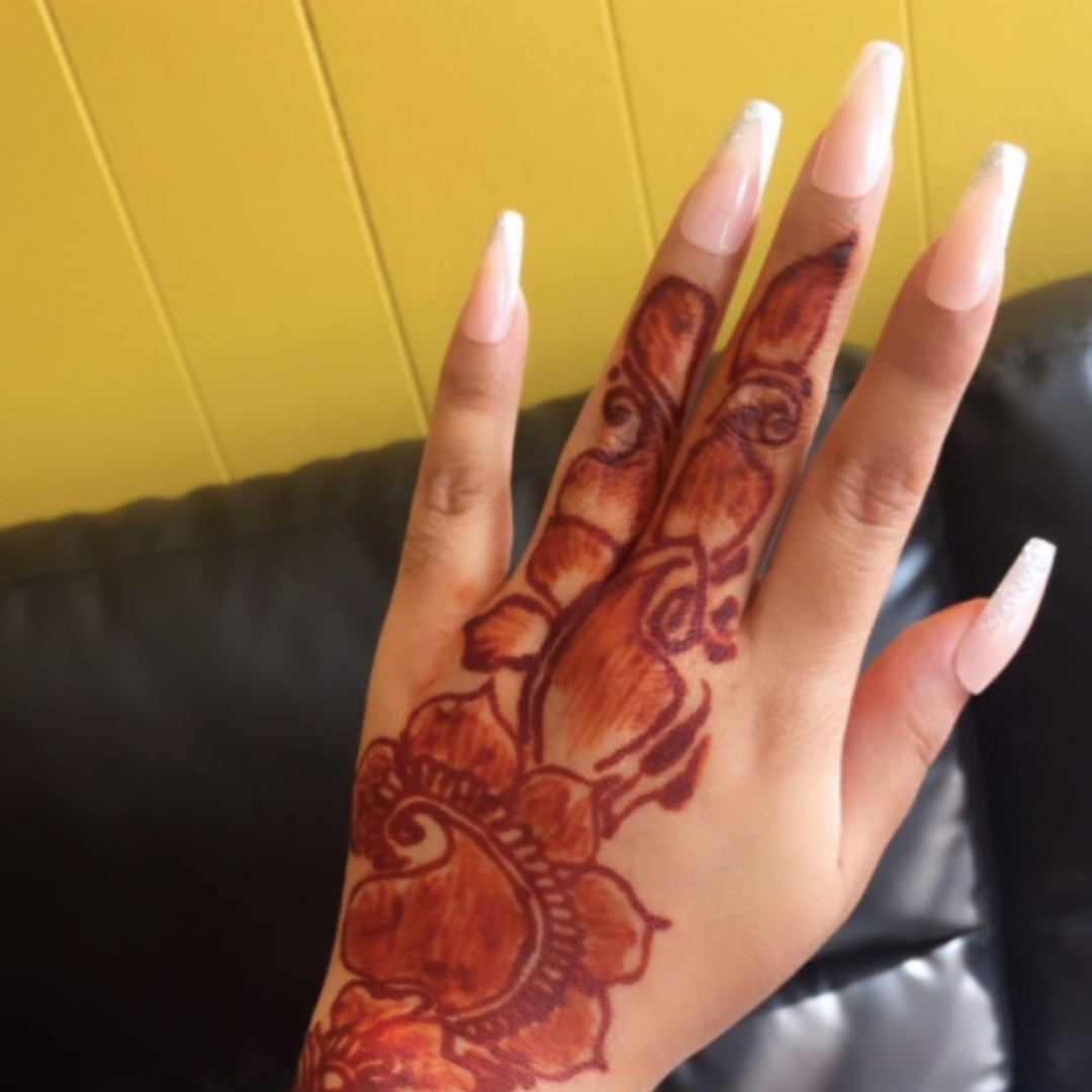 SILVER/WHITE V-SHAPED FRENCH SHORT SQUARE